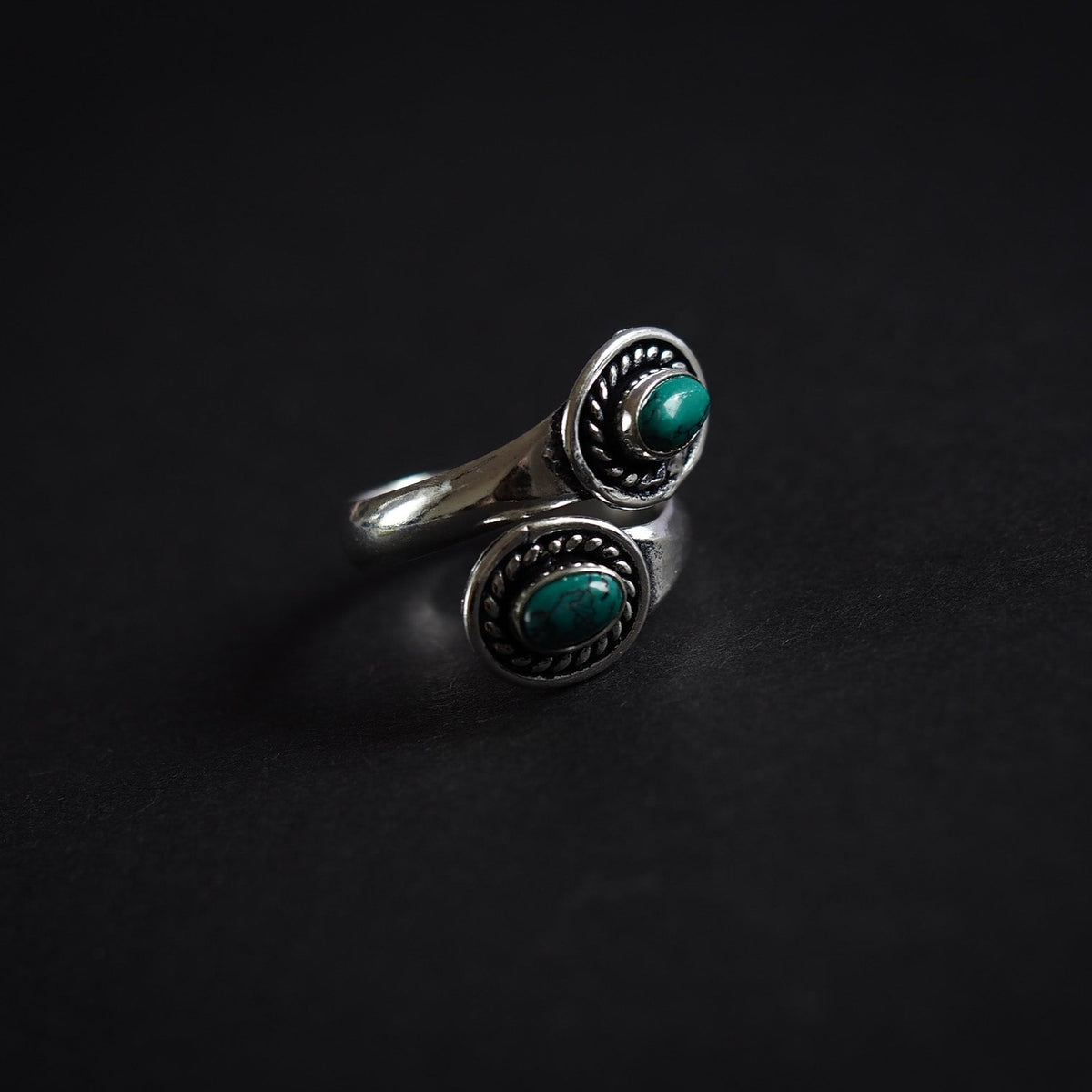 Turkos ,silver,Denna ring är designat som et öppet band om fingret. Mässingens är tillräckligt mjuk och flexibel till att ringen kan justeras i storlek efter behov.