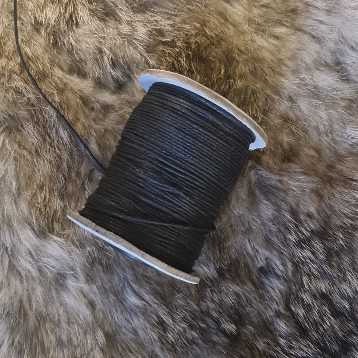 Vaxad svart bomullstråd. 1 mm tjocklek. 100 m