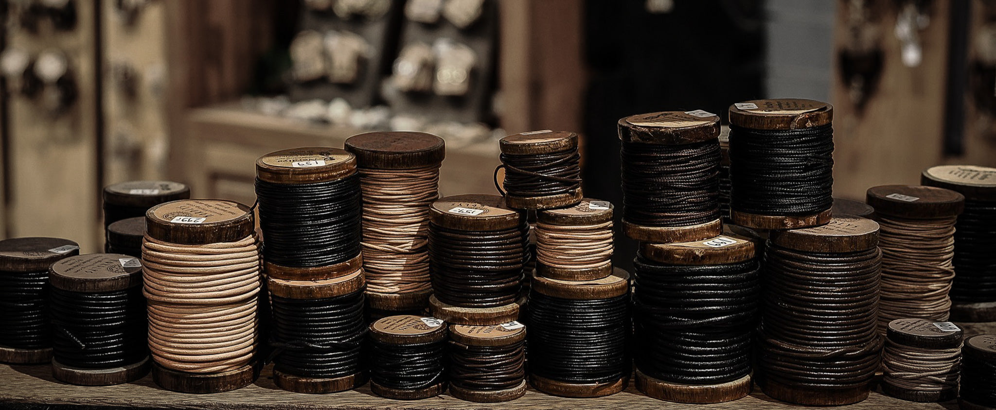 Läderband, snöre, tråd