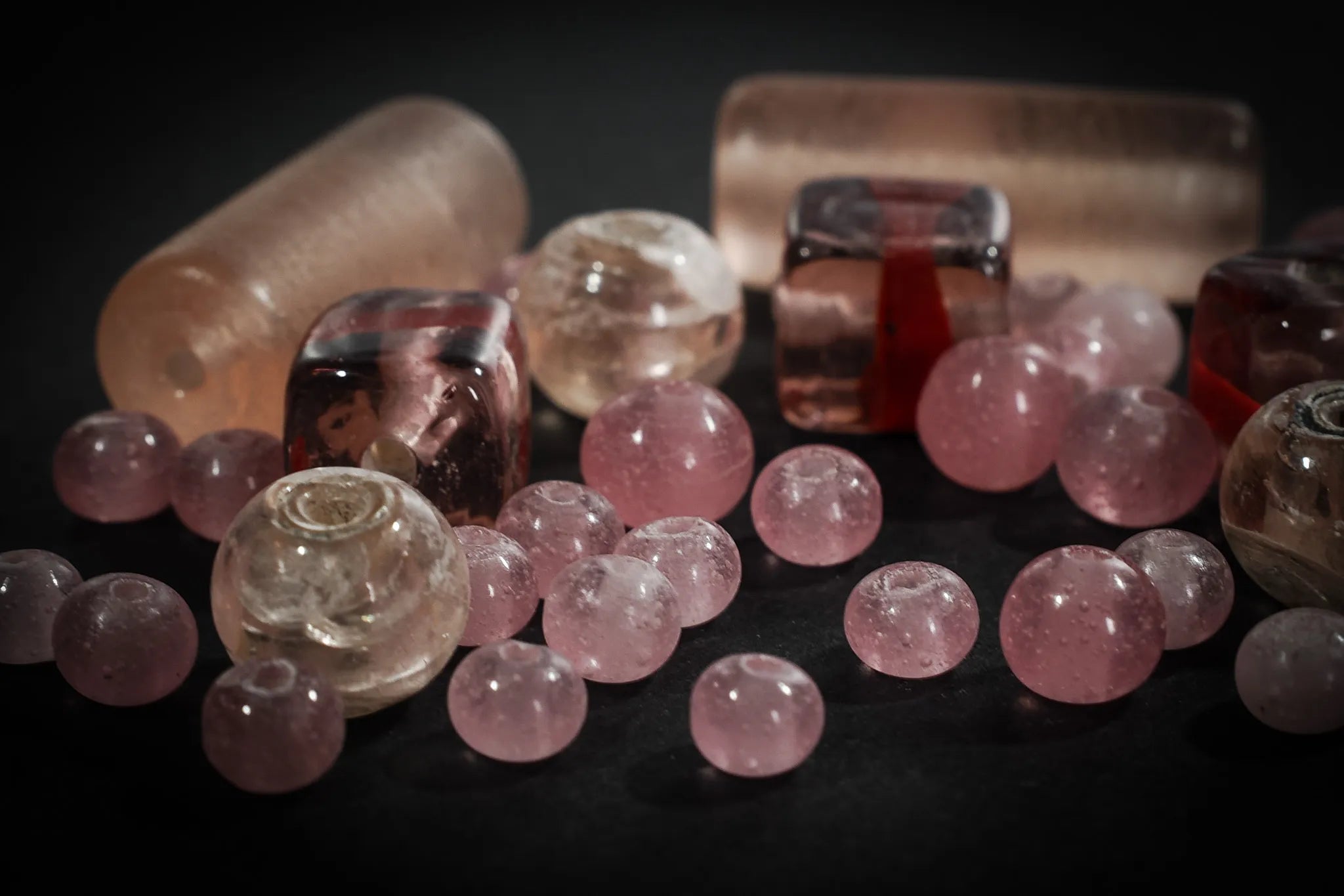 Blandning av rosa glaspärlor