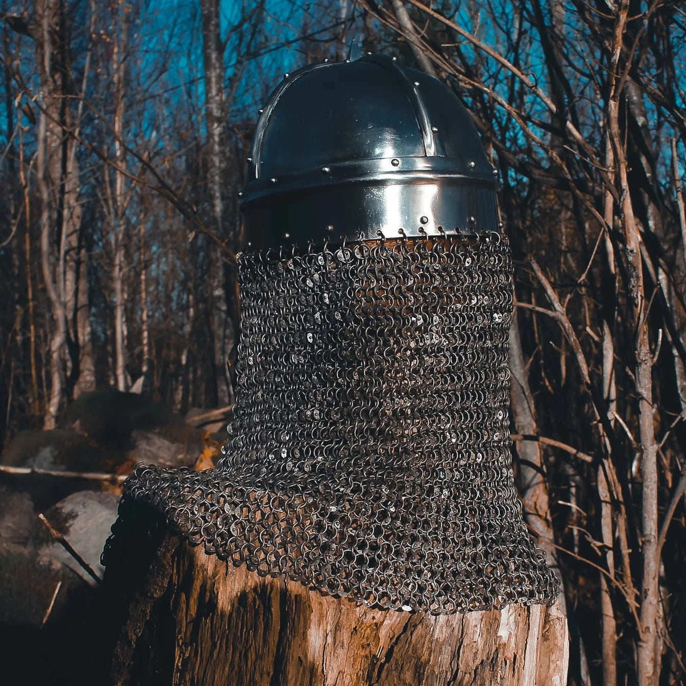 Vikingahjälm med brynja - sidoprofilvy visar kedjemässa och skyddet för nacke