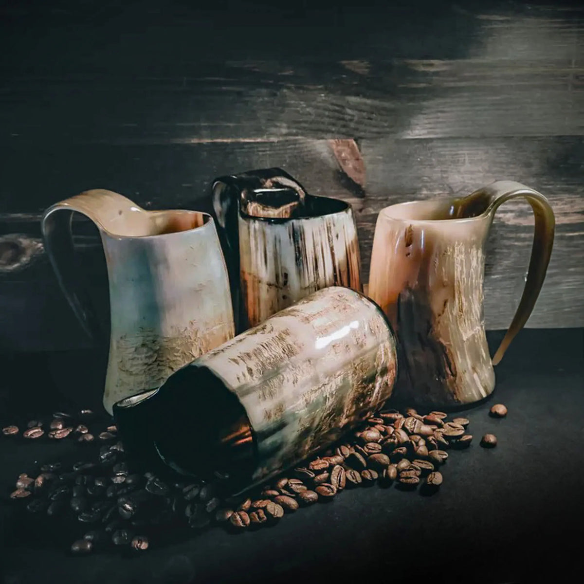 Set med 4 ljusa kaffemuggar i horn, ca 250 ml