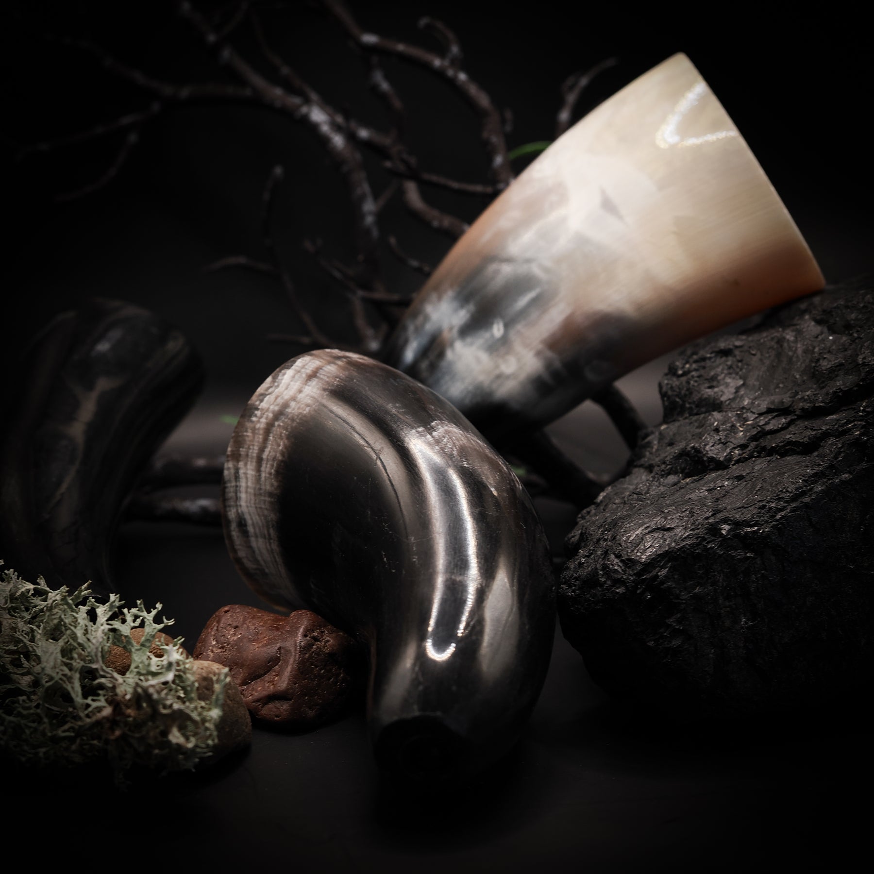 Blowing horn with mouthpiece