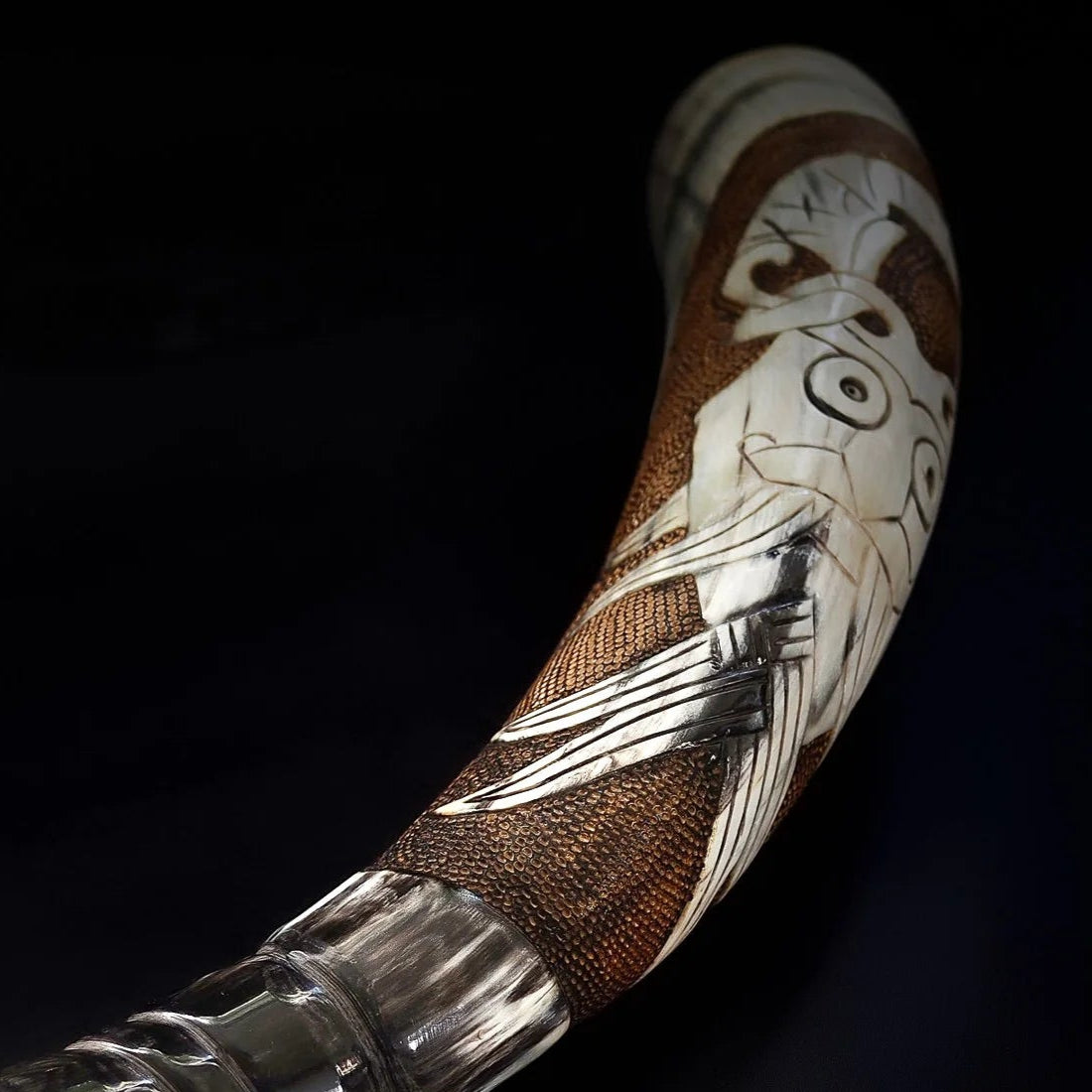 Djuptsnidaddryckeshorn_mask_pyrografi