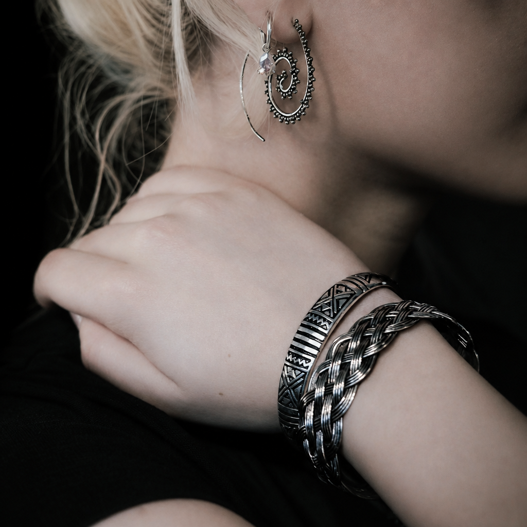 Eir gåvoset i silverpläterad mässing – flätat armband, gjutet mönsterarmband och spiralörhängen