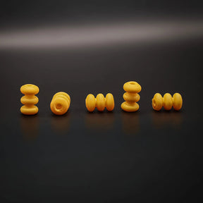 Glaspärlor i okergul färg från Gotland, reproduktion av vikingatida pärlor i flera utföranden.