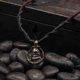 Et halsband med frejasymbål i brons. läderband