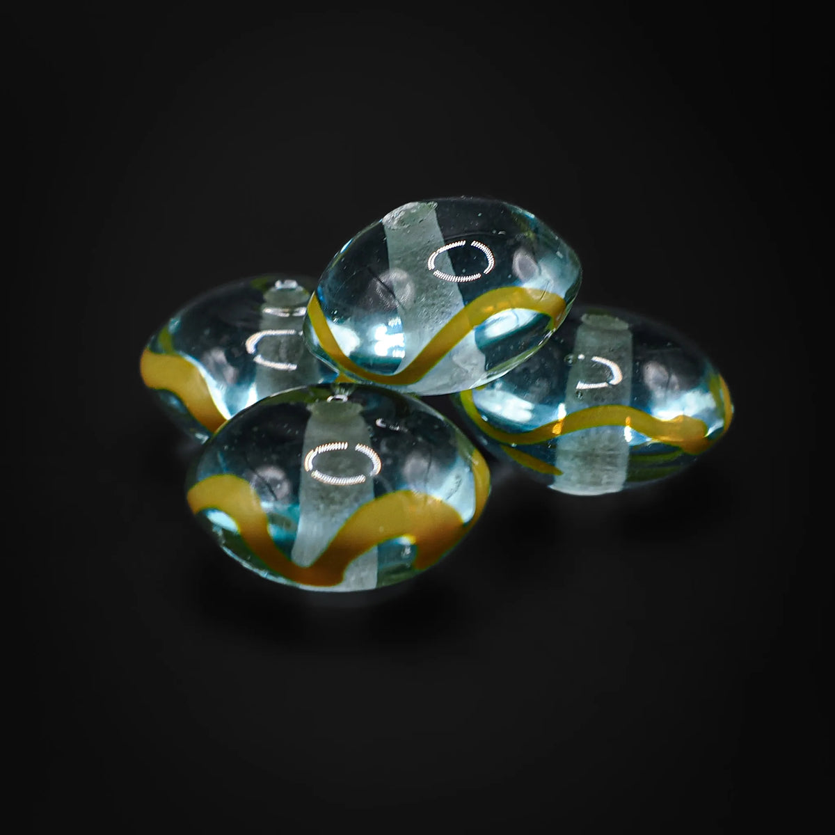 Blå glaspärla med dekor