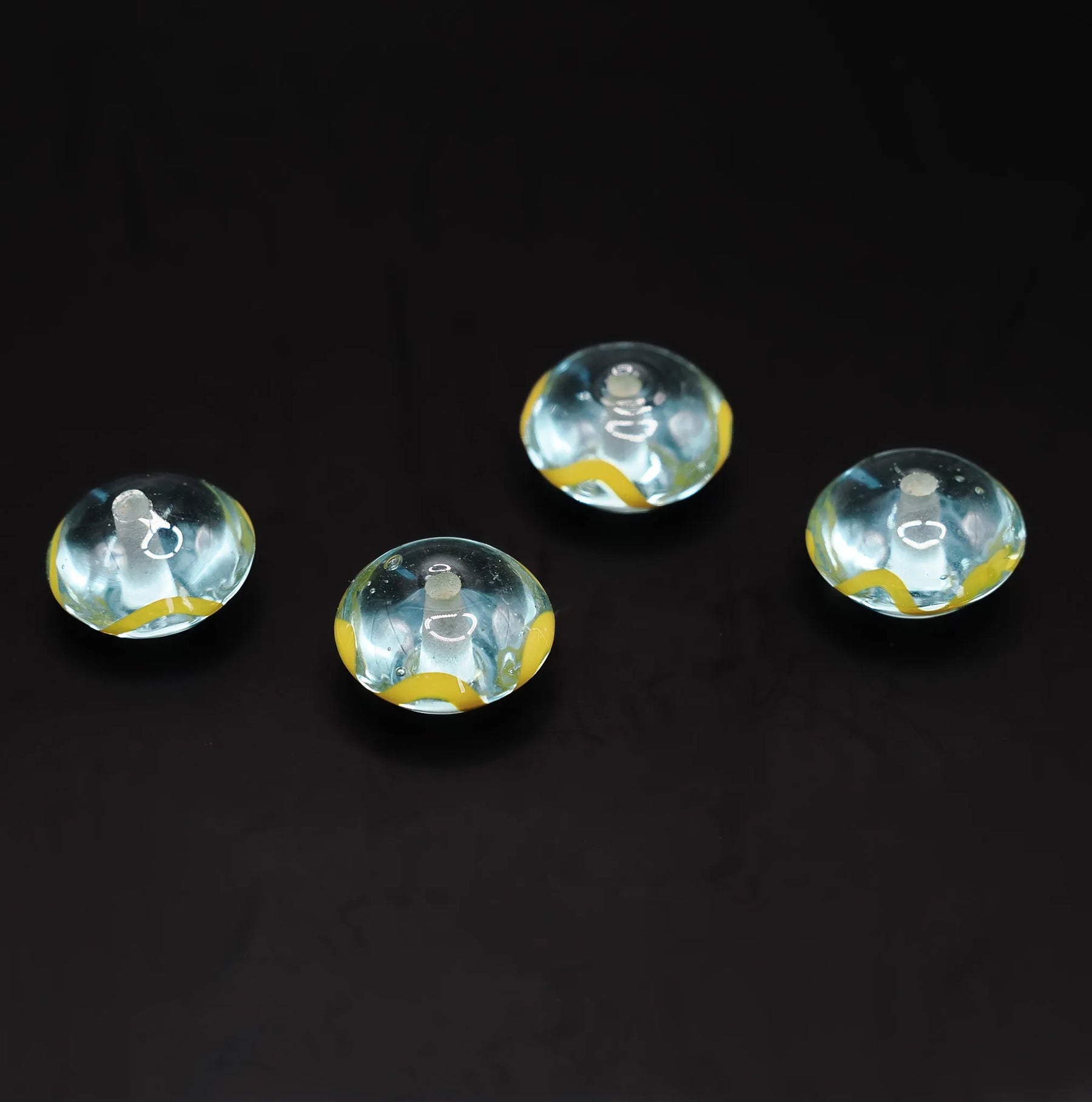 Blå glaspärla med dekor