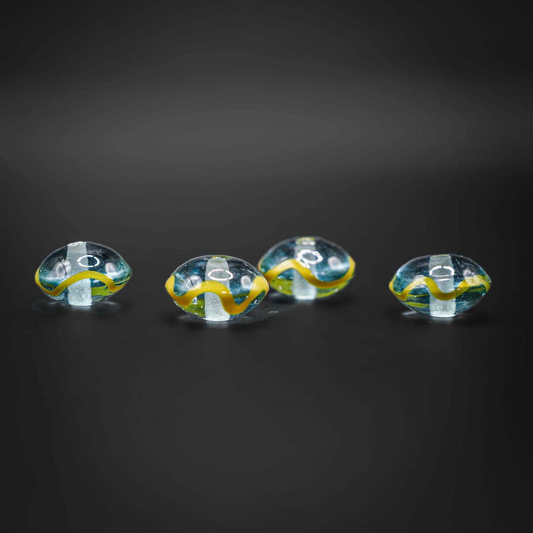 Blå glaspärla med dekor