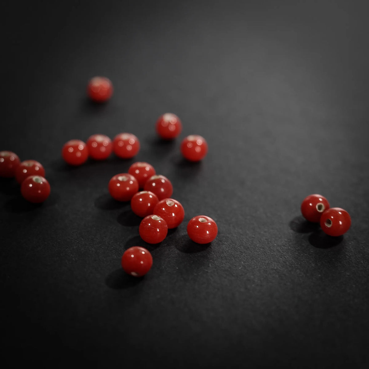 Handgjord, liten röd glaspärla