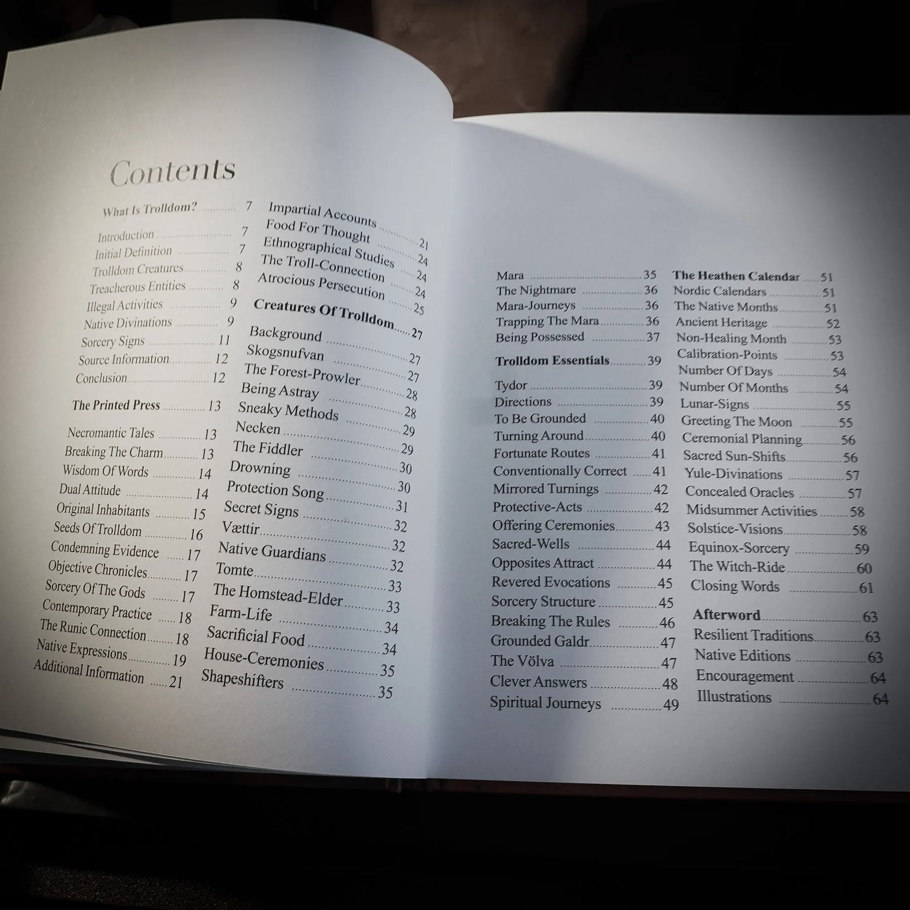 Innehållsförteckning i Nordic Trolldom med kapitel om trolldomsväsen, ritualer och hednisk kalender