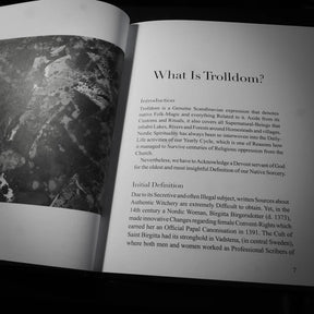 Uppslag ur Nordic Trolldom med kapitlet What Is Trolldom, svartvit illustration och inledande text