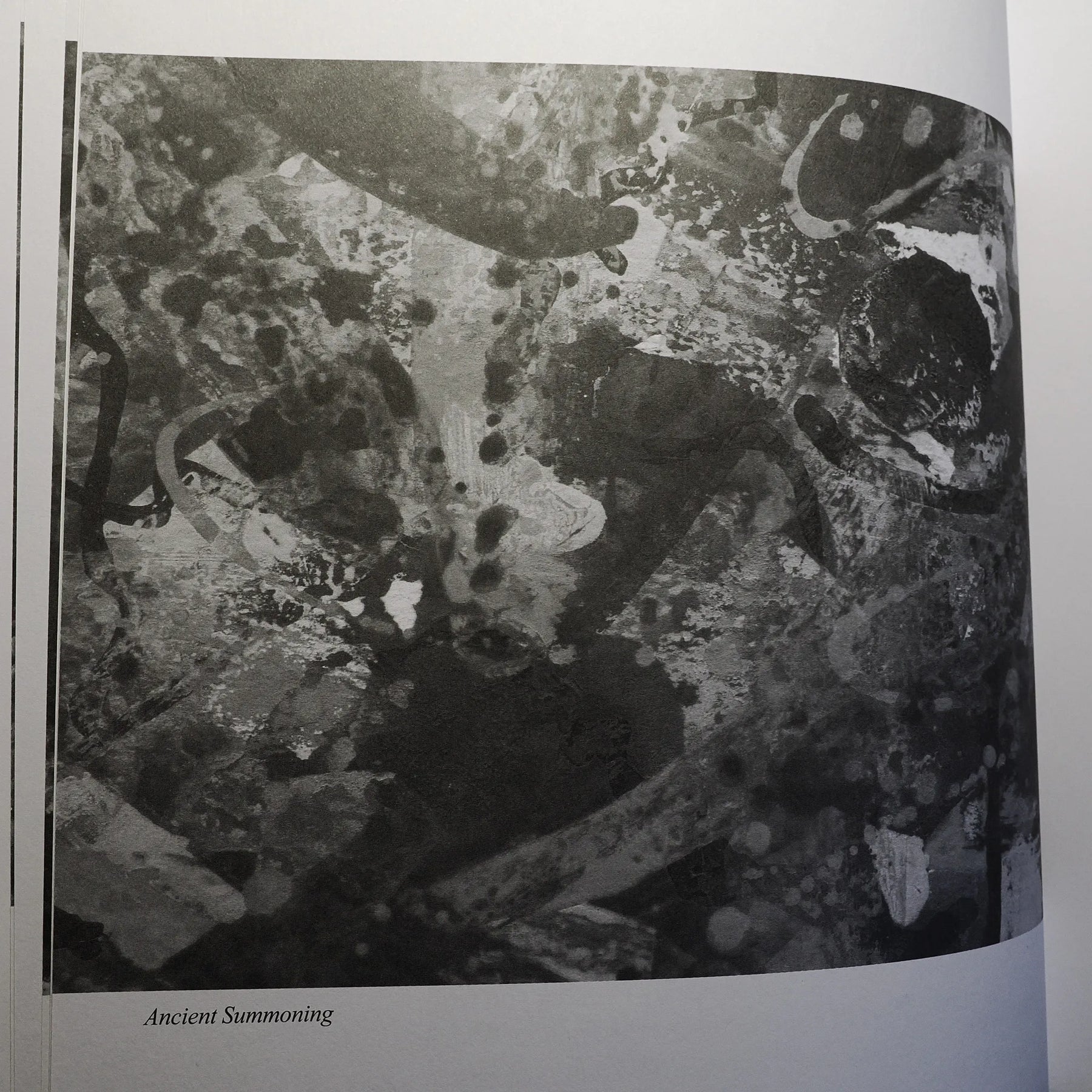 Svartvit abstrakt illustration med titeln Ancient Summoning ur boken Nordic Trolldom