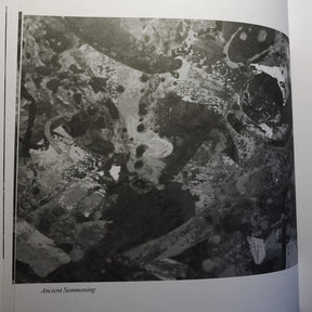 Svartvit abstrakt illustration med titeln Ancient Summoning ur boken Nordic Trolldom