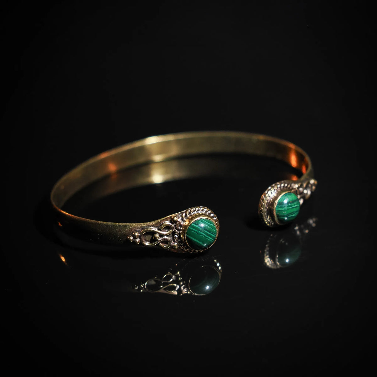 Double bracelet in brass with semi-precious stones.