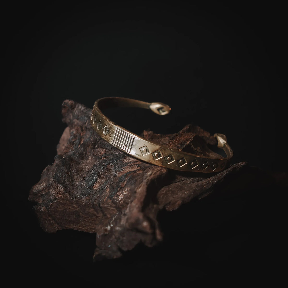 Dekorerat platt armband