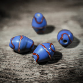 Blå avlång glaspärla med röd och vit dekor – 20x16 mm, replika av fynd i Ribe