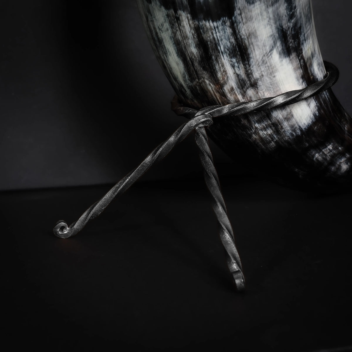 Handsmitt hornställ i järn med spiralform – stativ till dryckeshorn, vikingatida stil