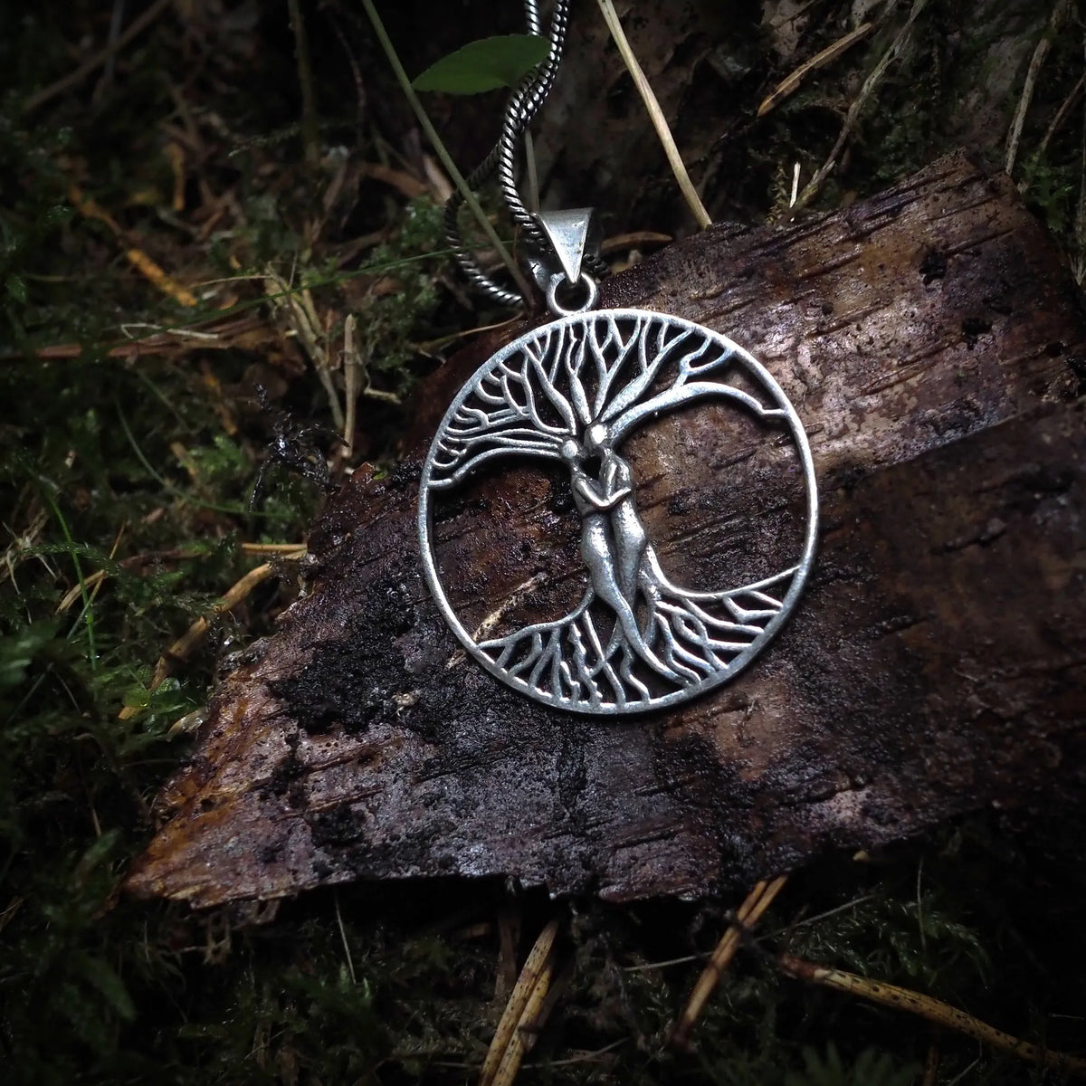 Amulet, Ask and Embla from the tree of life, large.