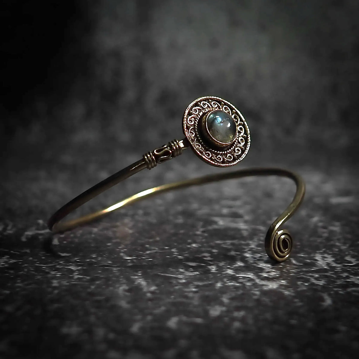 Armband Sköld, med halvädelsten