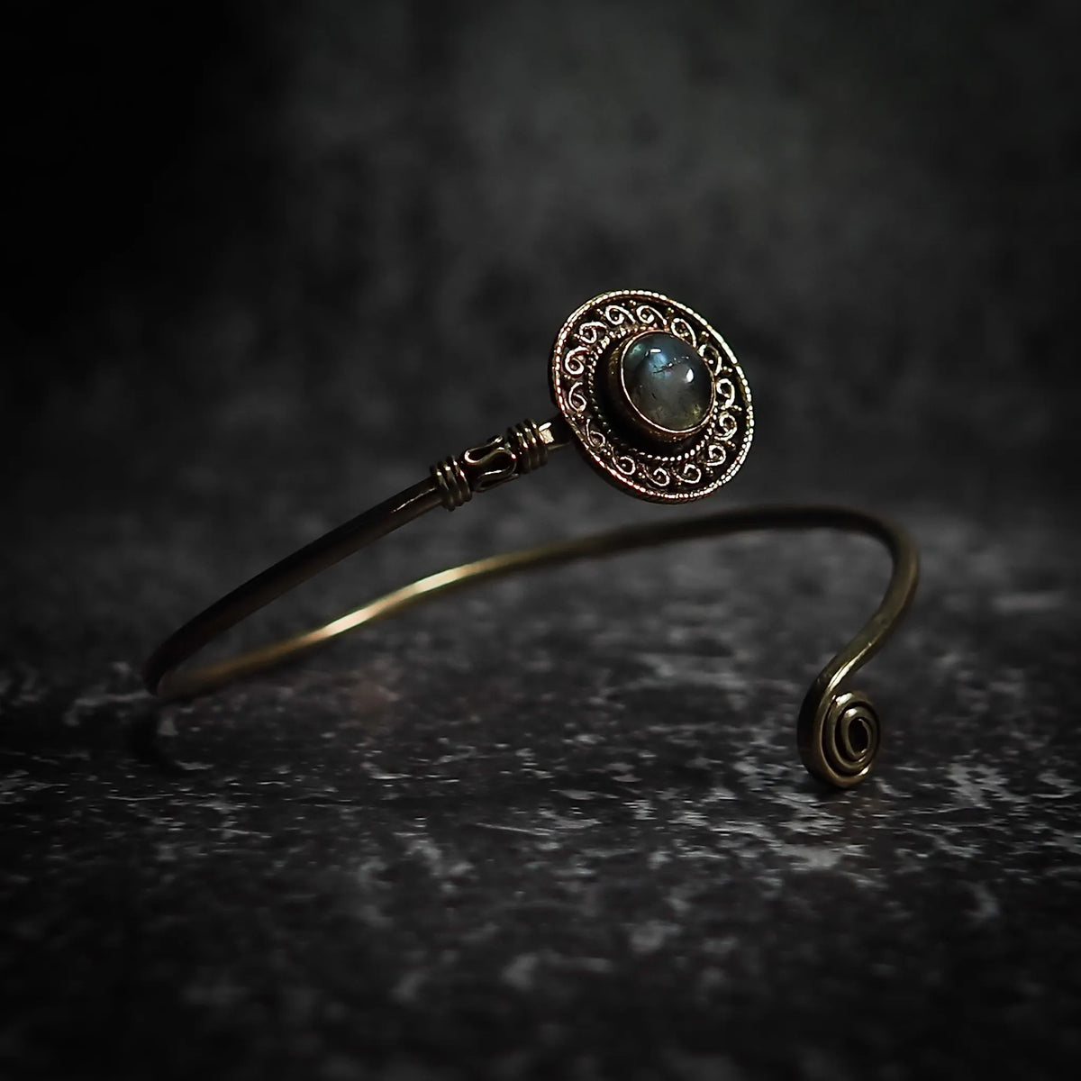 Armband Sköld, med halvädelsten