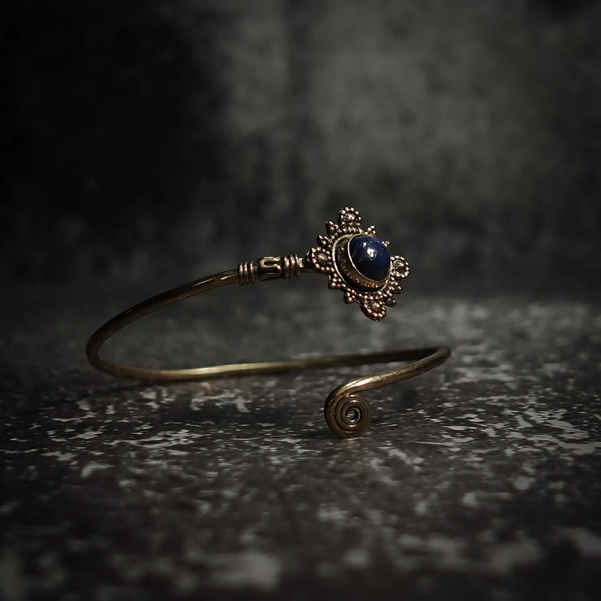 Square bracelet – spiral bracelet in brass with dark blue stone in a flower setting