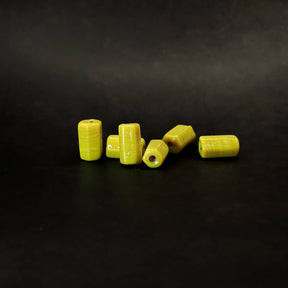 Avlång gröngul glaspärla