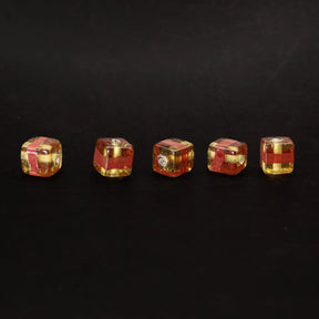 Kubisk mörkgul glaspärla