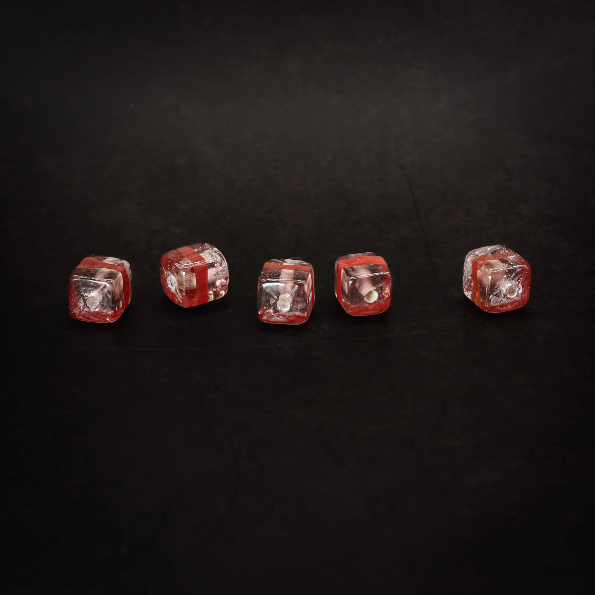 Kubisk rosa glaspärla