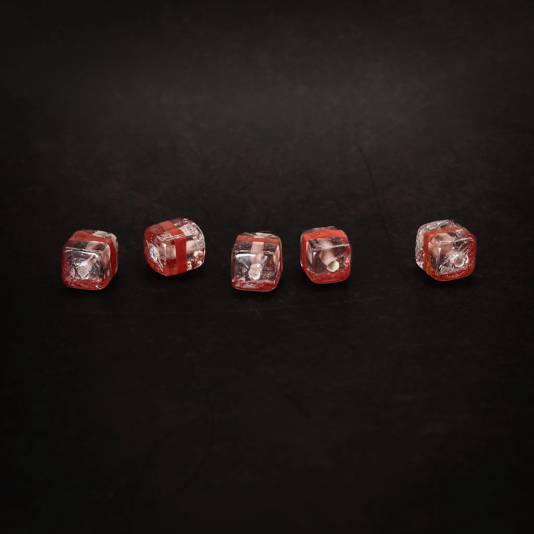 Kubisk rosa glaspärla