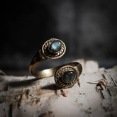 Två-banded spiralring med labradorit och norrskenets färger, justerbara mässingringar med elegant flätat mönster på naturlig trä.