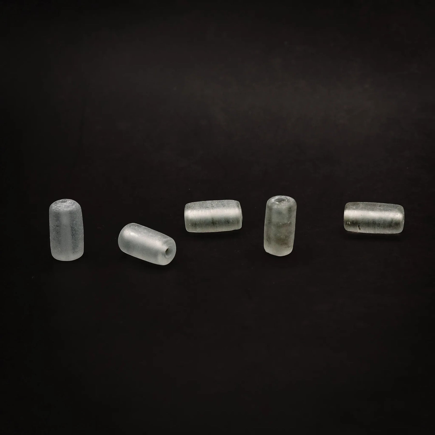 Ljus blästrad glaspärla