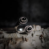 Spiralring med labradorit som visar norrskenets blågröna iridescens, i justerbara silverpläterad mässing med elegant flätat kantdekor.