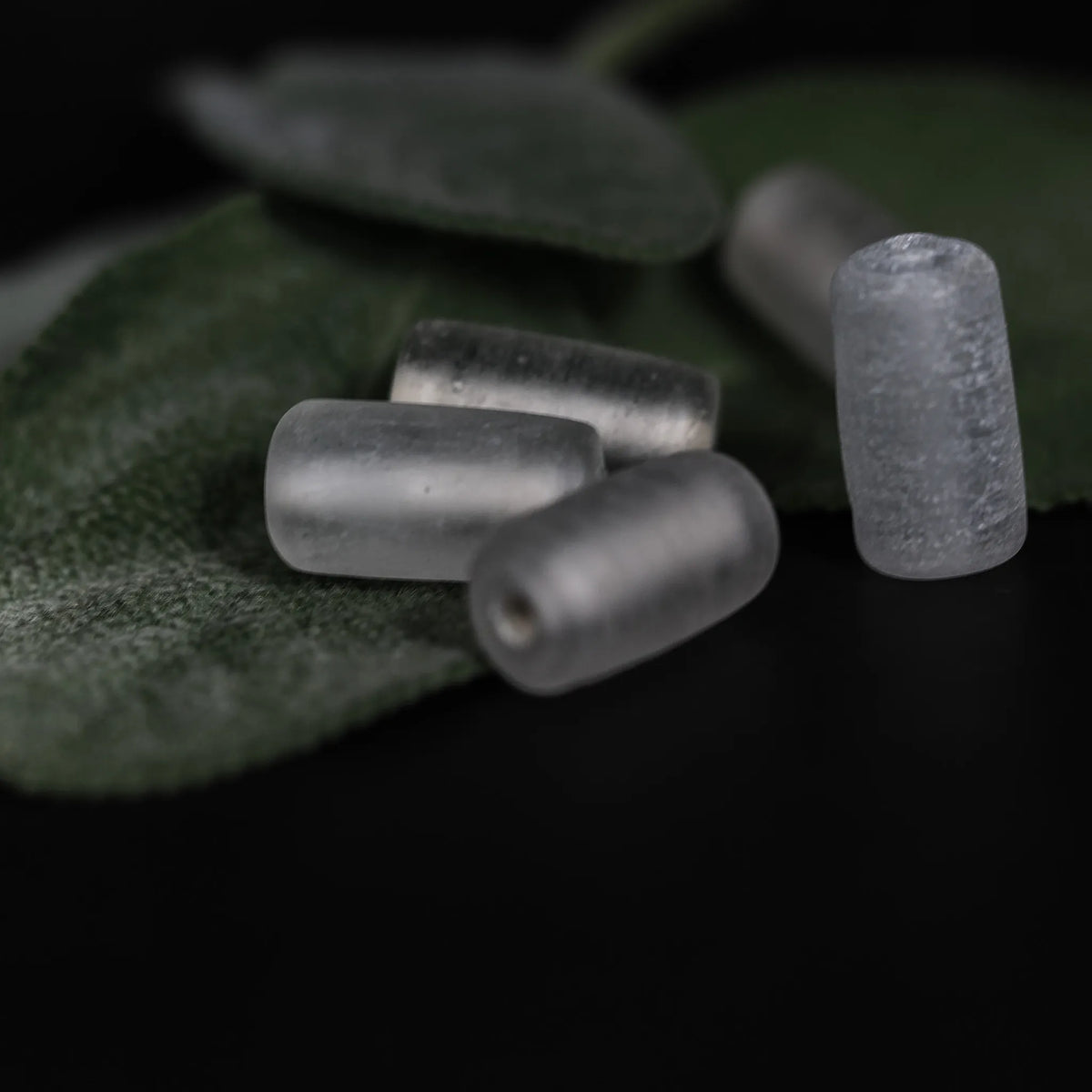 Ljus blästrad glaspärla