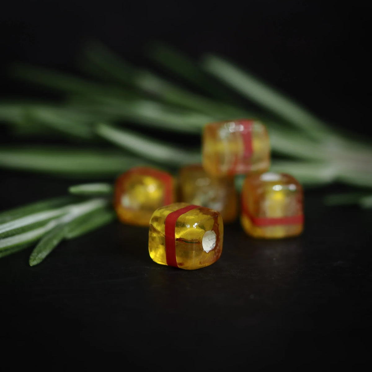 Kubisk gul glaspärla