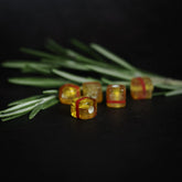 Kubisk gul glaspärla