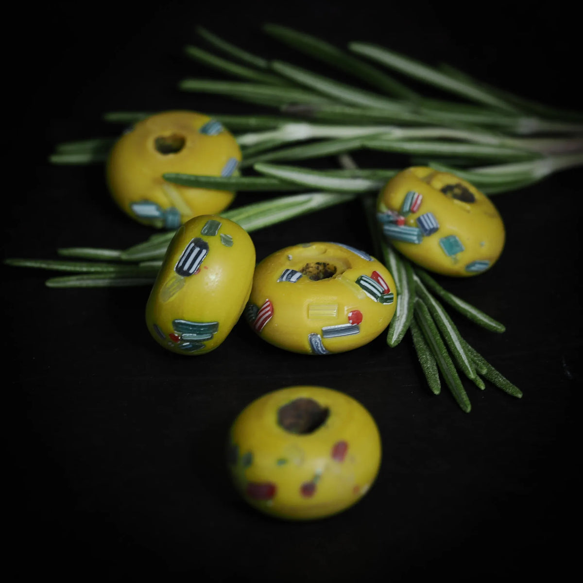 Gul glaspärla med färgglatt