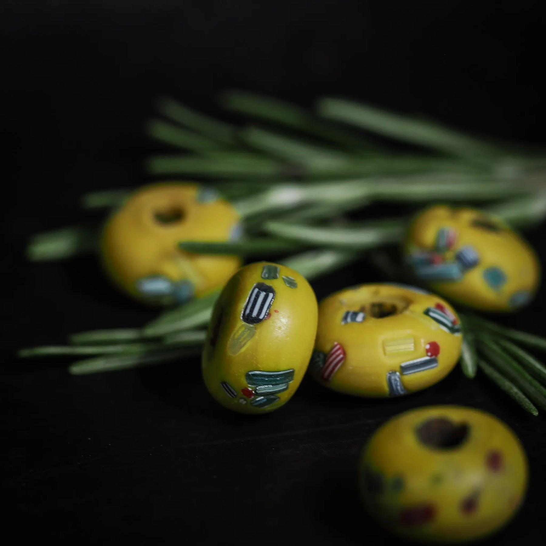 Gul glaspärla med färgglatt