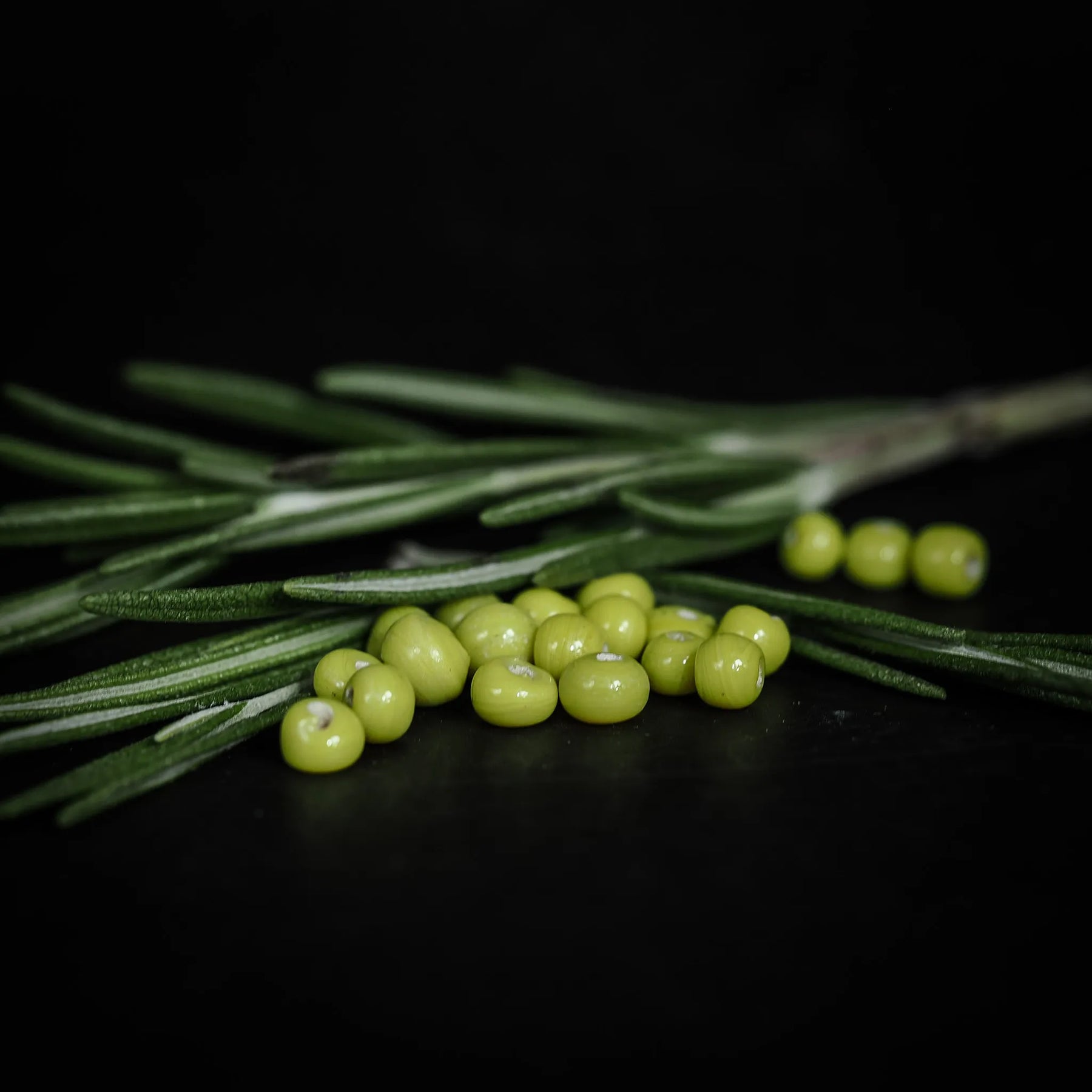 Handgjord liten limegrön glaspärla