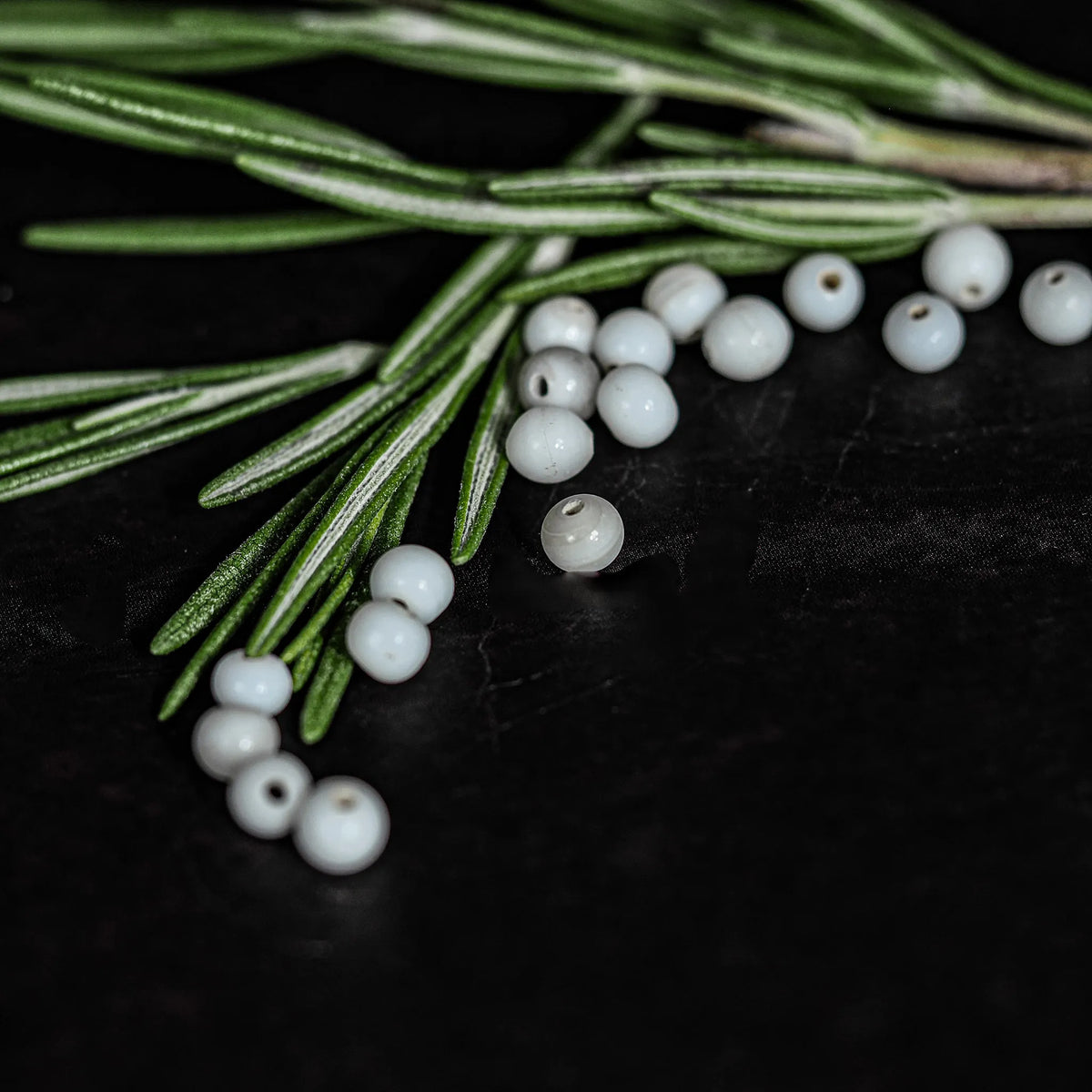 Handgjord, liten vit glaspärla