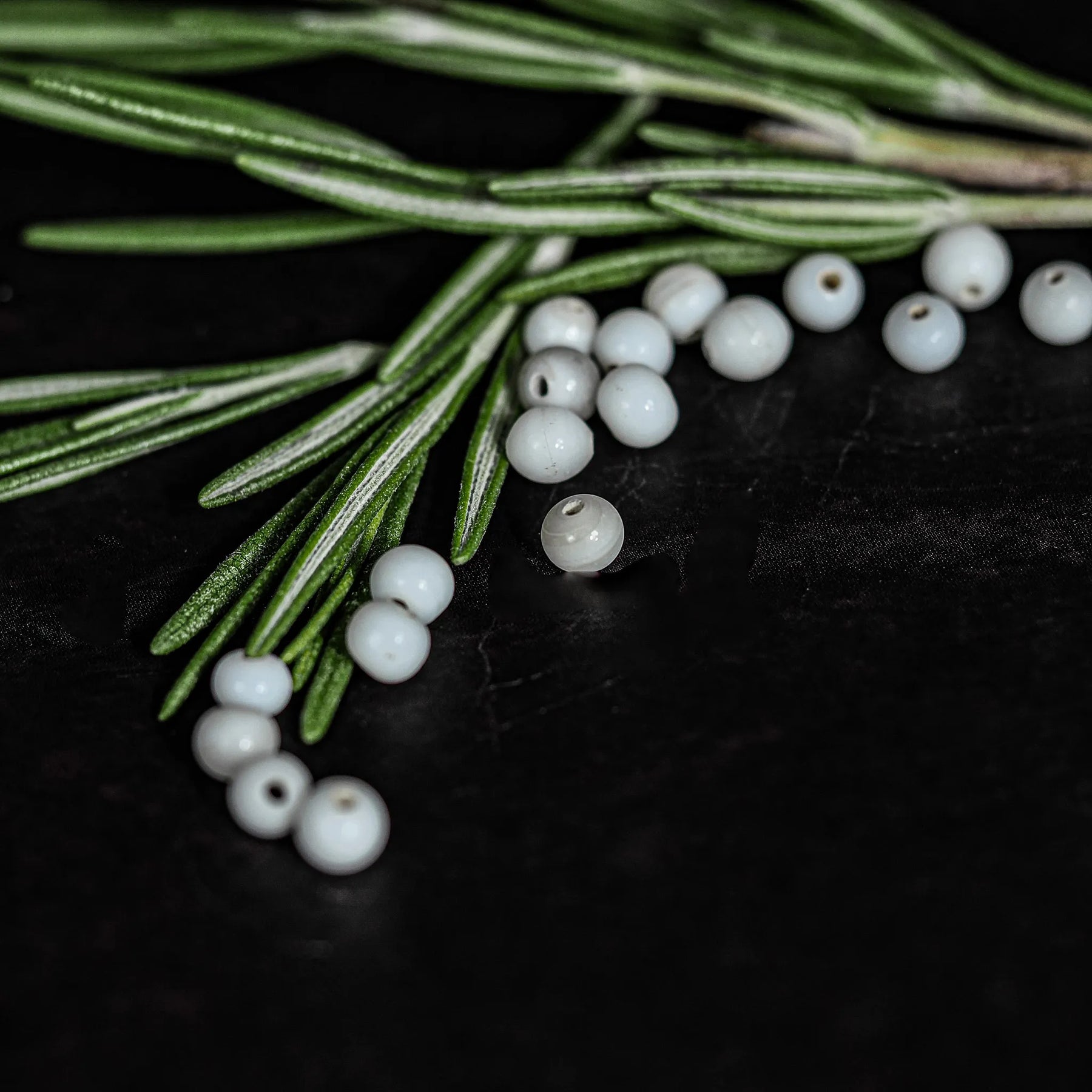 Handgjord, liten vit glaspärla