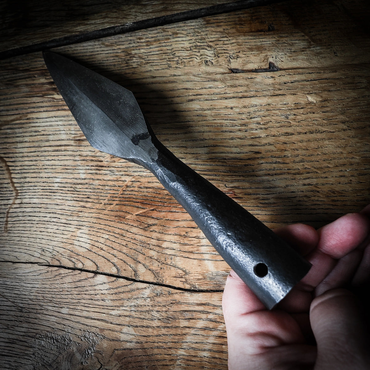 Handsmidd spjutspets i stål, 190 mm – vikingatida spjutspets från smidesmästare