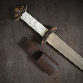 Trädolk viking med bälteshållare i läder