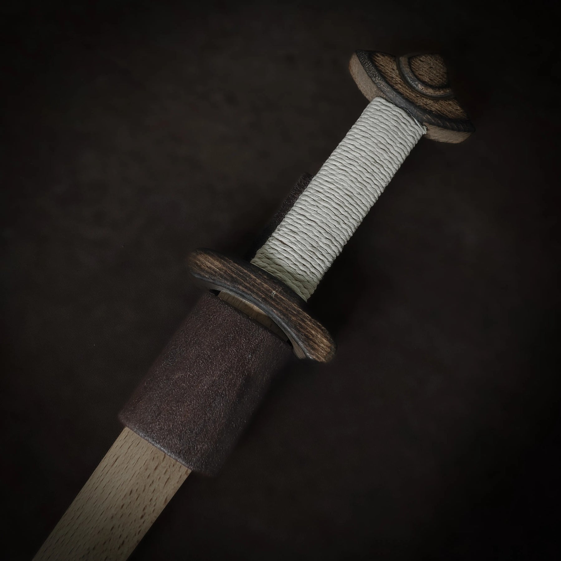 Trädolk viking med bälteshållare i läder