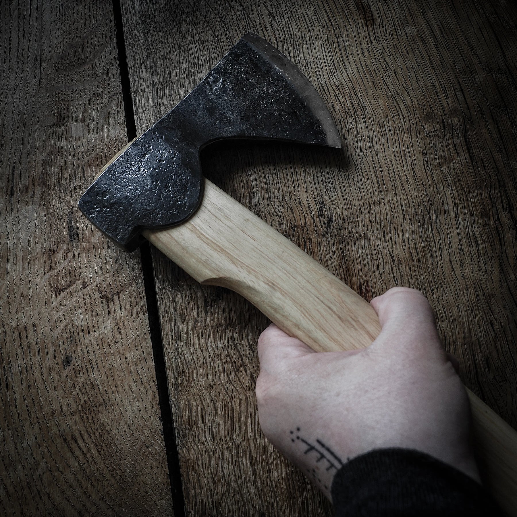 Handgjord yxa med smitt huvud och träskaft, 37 cm – handsmidd vikingatida yxa