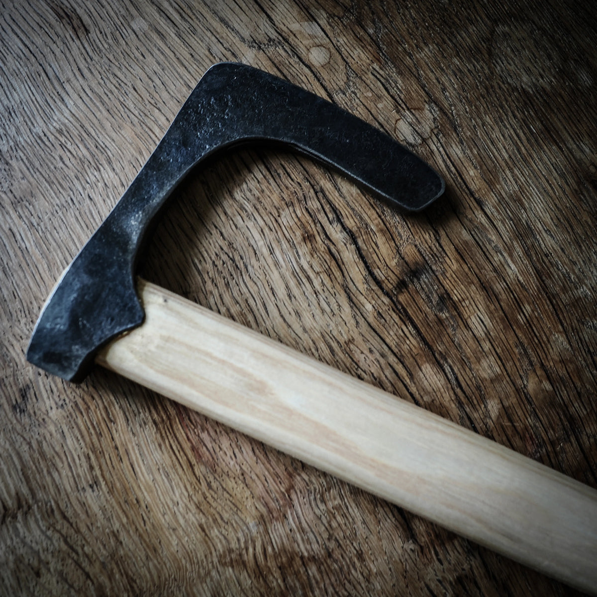 Skäggyxa med träskaft för blankvapenfighting, 730 mm – handsmidd vikingatida yxa