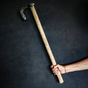 Skäggyxa med träskaft för blankvapenfighting, 730 mm – handsmidd vikingatida yxa