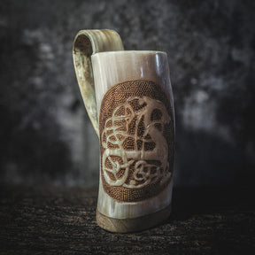 Handsnidad, djupkarvad hornmugg, Urnes drake, Pyrografi, 500- 600 ml