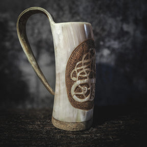 Handsnidad, djupkarvad hornmugg, Urnes drake, Pyrografi, 500- 600 ml